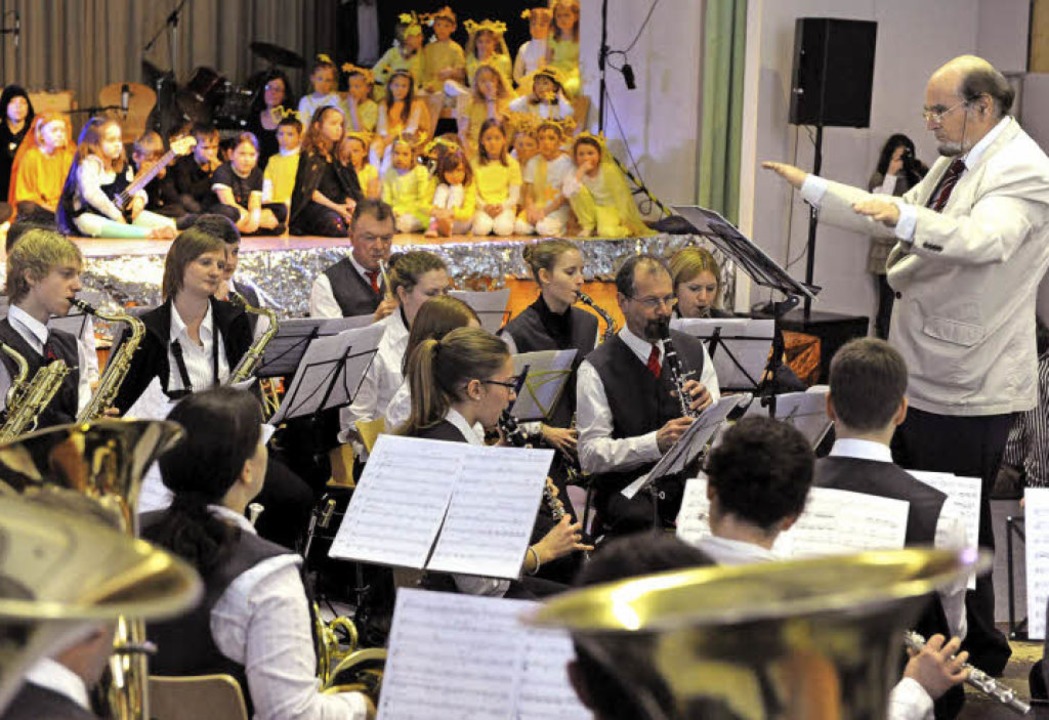 Im richtigen Takt fr die Kinder: Dirigent Frieder Stoll und sein Musikverein.  | Foto: Rita Eggstein