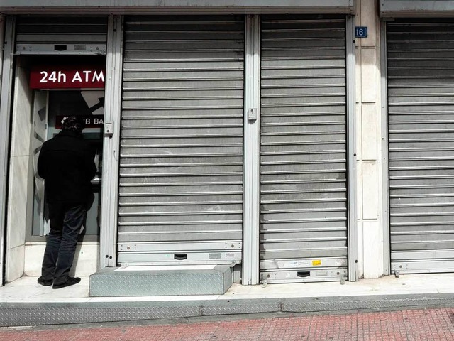 Die Banken in Zypern bleiben vorerst g...maten gibt es Geld bis zum Tageslimit.  | Foto: AFP