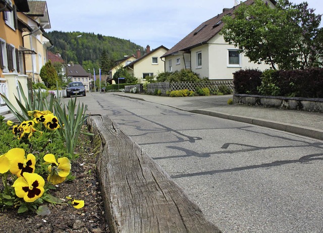 Die Teerdecke in der Adolf-Strbe-Stra...s zustzliche 45000 Euro verschlingt.   | Foto: Archivfoto: Bertsch