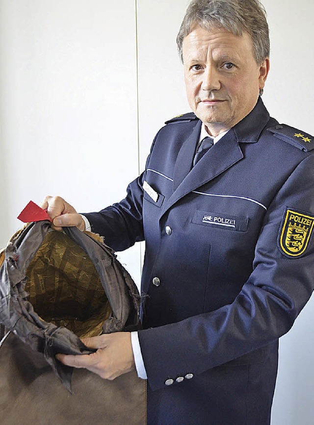 Revierleiter Peter Dieterle mit einer ...bsthle speziell prparierten Tasche.   | Foto: Fotos: Helmut Seller