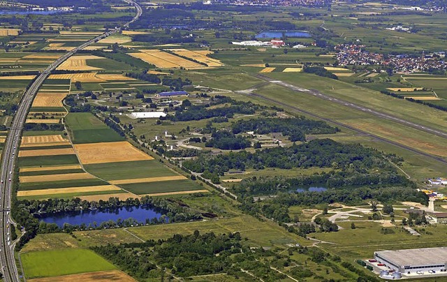 Zwischen der A5 (links) und den Flugbe...Zugstrecke aus bedient werden knnte.   | Foto: Stadt Lahr