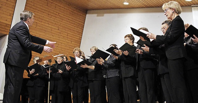 Dieter Zeh prsentierte mit der Lehrer...mit Geschichten voller  Leidenschaft.   | Foto: Eva-Maria Klassen