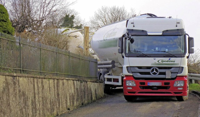 Missliche Lage: Es brauchte einiges, b...ms gefangene Lkw wieder  befreit war.   | Foto: Jens Fotschki