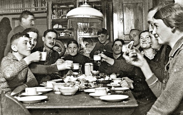 Schnes Zeitdokument: Am Kaffeetisch b... der Heimatdichter Ernst Niefenthaler   | Foto: repro: harald senn