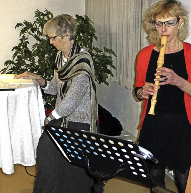 Dichterin  Helga Wiedenbauer und ihre musikalische Begleiterin  Dorothea Kant.   | Foto: Vera Winter