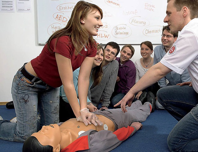 Beim Erste Hilfe Kurs wird die Herz-Druck-Massage gebt.      | Foto: bz