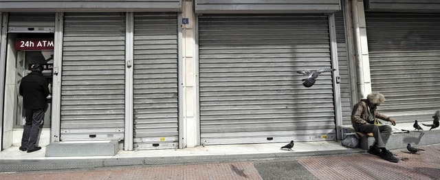 Die Banken in Zypern bleiben vorerst g...maten gibt es Geld bis zum Tageslimit.  | Foto: AFP