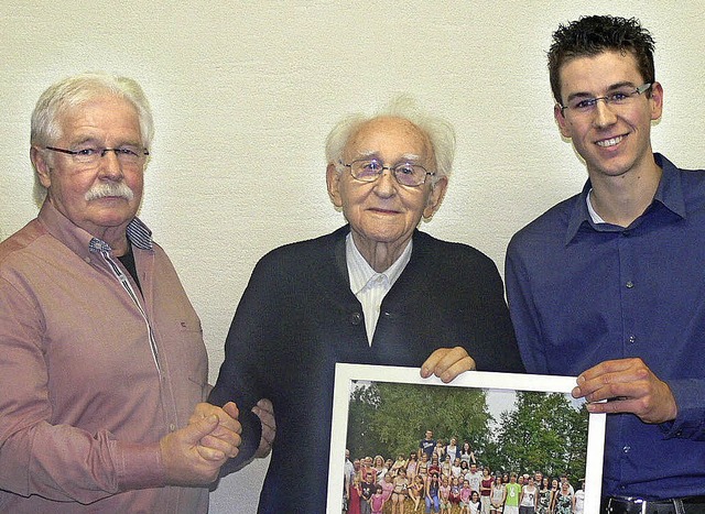 Die Laienspielgruppe Dundenheim hat ih...orsitzende David Stocker dankten ihm.   | Foto: Dieter Fink