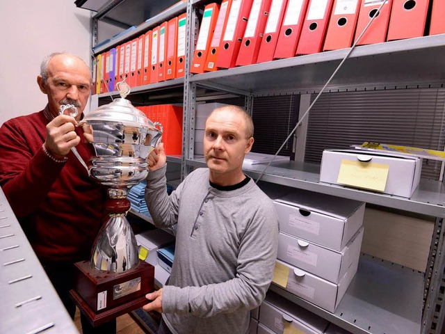 Klaus Steinwarz (links) und Uwe Schellinger   im Archiv des SC Freiburg  | Foto: Seeger