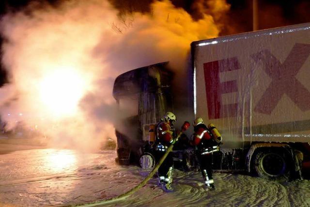 A5: Laster gert an der Weiler Rastanlage in Brand