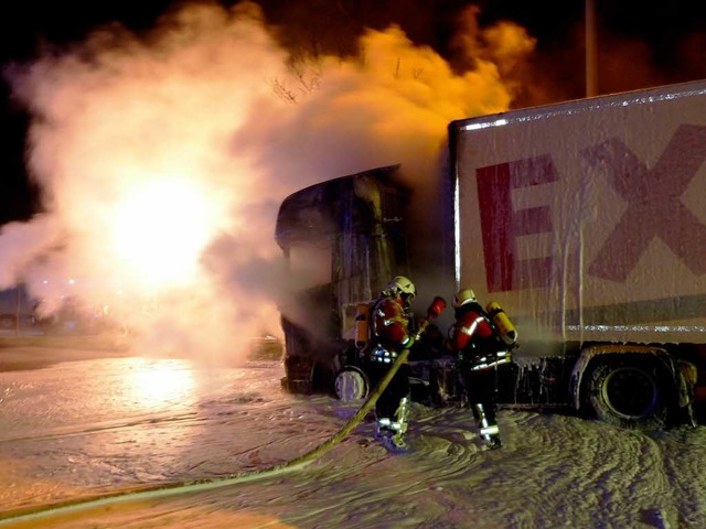 Ein slowenischer Sattelzug ging am Weiler Autobahngrenzbergang in Flammen auf.  | Foto: Reinhold Utke