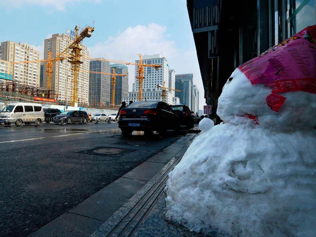So sieht der Frhling in Chinas Hauptstadt aus: Schneeflle berraschen die Bewohner ber Nacht.