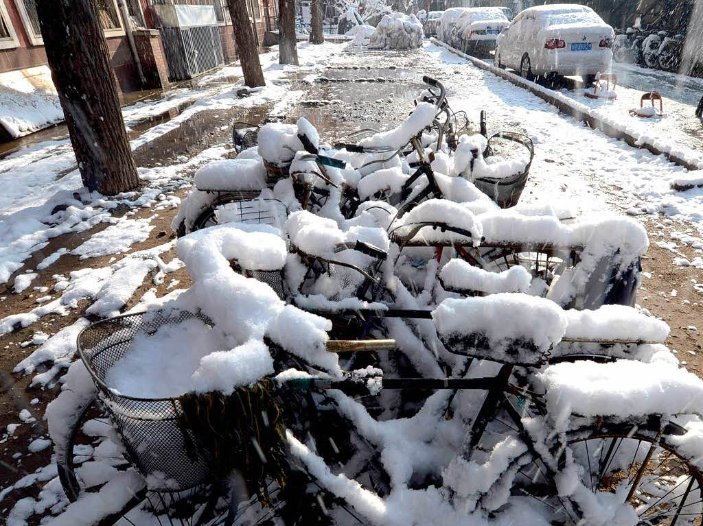 Beinahe Windstille und Schneefall: Nun bedeckt eine dicke weie Schicht ganz Peking.