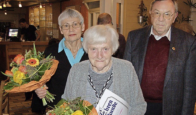 Die Goldene Vereinsnadel fr 40-jhrig... und das Ehepaar Angela und Gerd Link.  | Foto: Ringwald