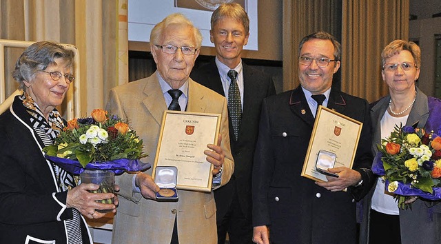 Oskar Mangold und Roland Eckinger (in ...er  Benitz (Mitte) die Brgermedaille.  | Foto: Rainer Ruther