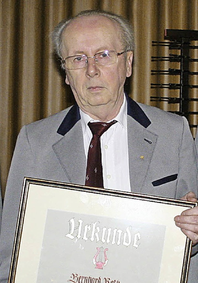 Bernhard Roth wurde zum neuen Ehrenmitglied ernannt.   | Foto: Verein