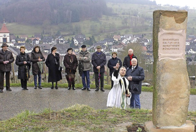 Pfarrer Jrg Christian Seburschenich w...en Bildstock oberhalb von Mnchweier.   | Foto: Ulrike Hiller