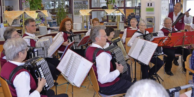 Die Vgisheimer Handrgler spielen ehrenamtlich in der Seniorenresidenz Gevita.  | Foto: Sigrid Umiger