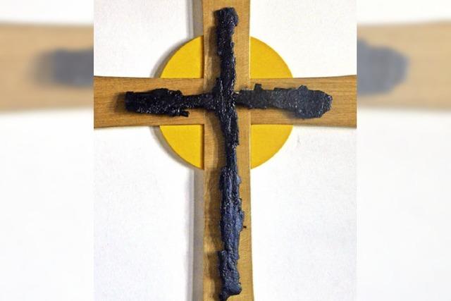 Ein Splitterkreuz mahnt zum Frieden