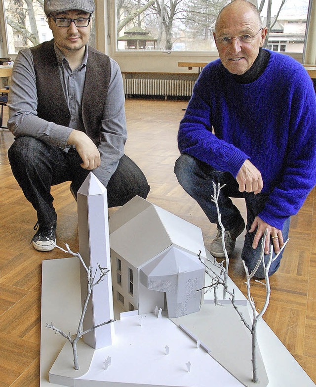 Heinz Breininger (links) und Pfarrer B...r neue Portalvorbau gut zu sehen ist.   | Foto: Lauber