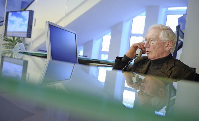 Sie werden immer wichtiger: ltere Arbeitnehmer wie dieser 76-Jhrige.   | Foto: DPA