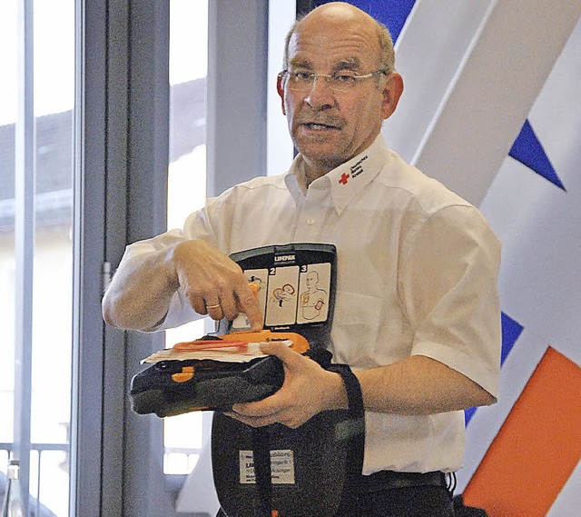 Thomas Drflinger vom DRK zeigte den V...korrekte Anwendung des Defibrillators.  | Foto: ralph fautz