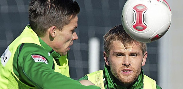 Gegen Deutschland am Ball: Heinrich Schmidtgal (rechts)  | Foto: dpa