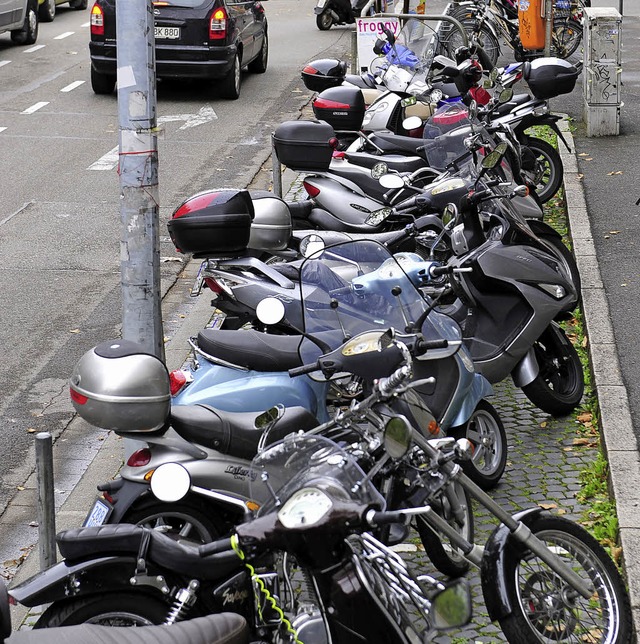 Rollerfahrer sollen in Basel knftig Parktickets ziehen.   | Foto: schneider