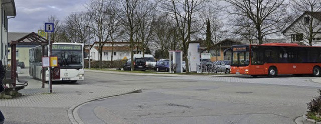 Rund um den Raiffeisenplatz befinden s...utos parken (Platz in der Bildmitte).   | Foto: Andrea Gallien