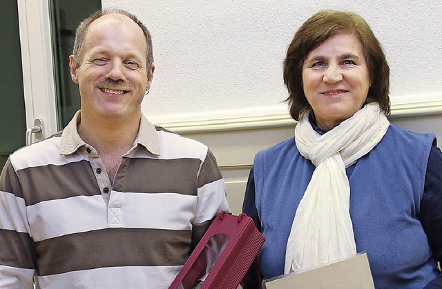 Georg Banholzer und Chrissoula Kiriakopoulou wurden fr zehn Blutspenden geehrt.  | Foto: Stefanie Sigmund