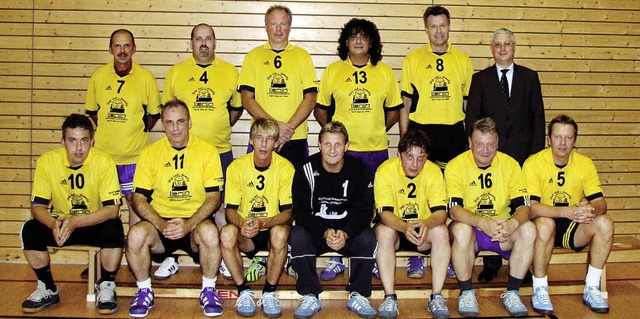 Die erfolgreichen Handballsenioren (vo...ta, Joachim Spross und Wolfgang Dietz   | Foto: MARKUS STRK