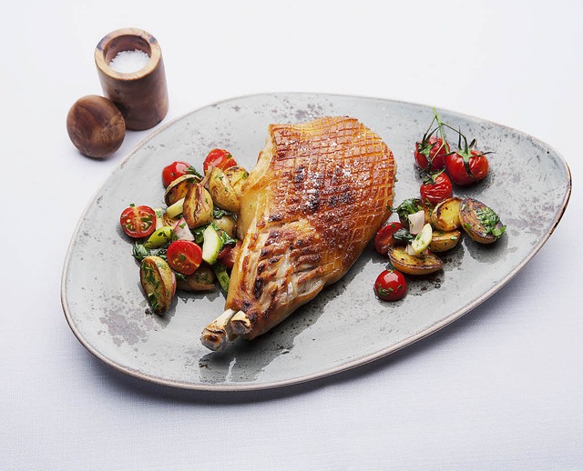 Milchferkelschulter mit Bratkartoffelsalat     | Foto: Michael Wissing