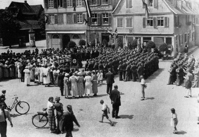 Der gleichgeschaltete Arbeiterbildungsverein auf dem Sonnenplatz im Jahr 1934.  | Foto: Stadtarchiv Lahr