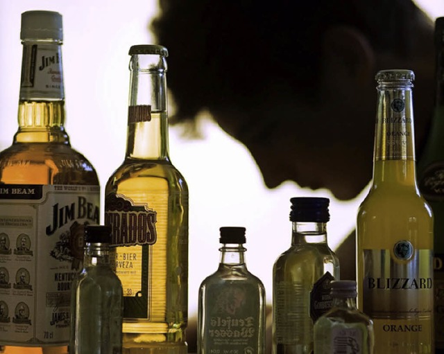 Der Griff zum Alkohol wird Jugendlichen oft leicht gemacht  | Foto: DPA