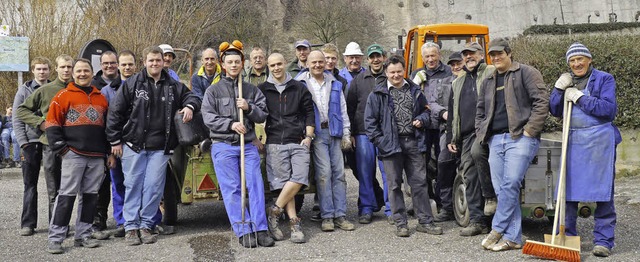 Viele Winzer aus Achkarren halfen bei der  Schlossbergputzete mit.   | Foto: privat