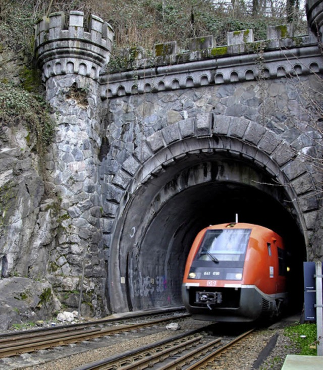 Links oben unterhalb des Turms sieht m...h, zwischen den Gleisen liegt Gestein.  | Foto: fautz