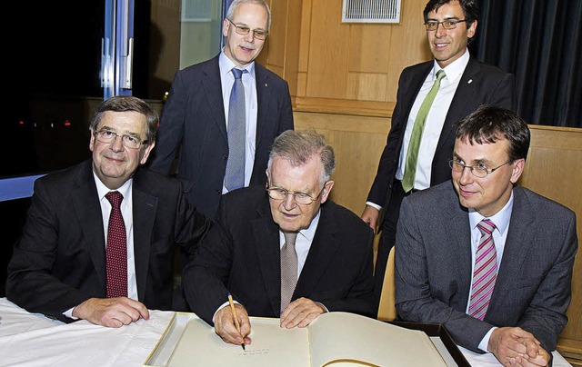 Der Alt-Ministerprsident (Mitte) trug...s goldene Buch der Stadt Renchen ein.   | Foto: Schneider