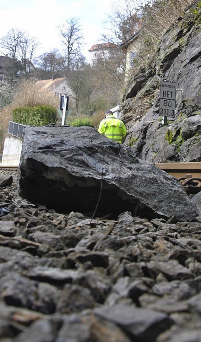 Steinbrocken auf und an den Gleisen lieen  die Zge gestern stillstehen.  | Foto: Ralph Fautz