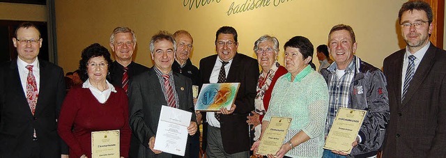 Die anwesenden Geehrten der Winzergeno...inks) und  Ansgar Horsthemke (rechts).  | Foto: Petra Littner