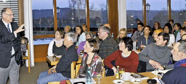 Hanspeter Hauke (links) im gut besucht... des Haus des Gastes in Hchenschwand.  | Foto: Stefan Pichler