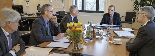 Stadtkmmerer Rudolf Koger, Brgermeis...chuster (von links) vermittelt hatte.   | Foto: PRIVAT