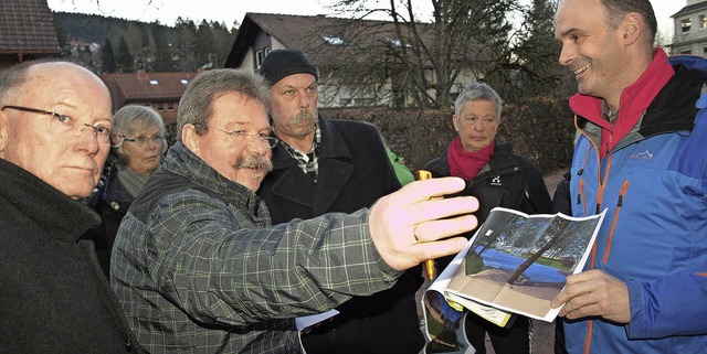 Matthias Faller (rechts) bergibt den ...Schindler    das Konzept der Anlieger.  | Foto: Marion Pfordt