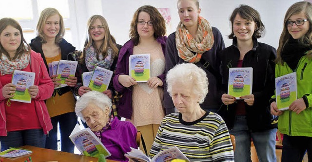 Die ersten Leserinnen schmkern in der...ie Schlerinnen vorbeigebracht haben.   | Foto: Friederike Trndle