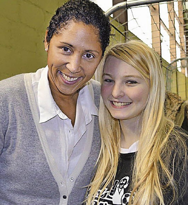 Jasmin Benz von der SG Mahlberg/Orschweier mit Weltmeisterin Steffi Jones.   | Foto: Privat