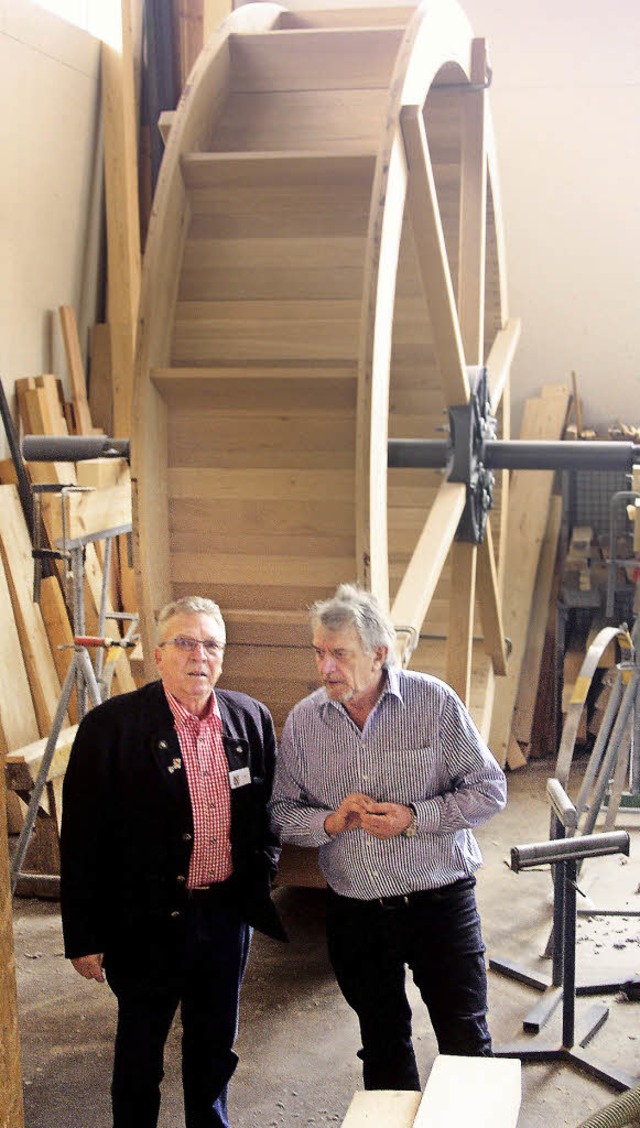 Fritz Maier und Rolf Kuri vor dem neuen Mhlrad   | Foto: Heiner Fabry