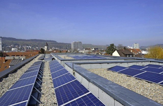 Fast fertig ist die neue Solaranlage auf dem Dach der Realschule.   | Foto: Kristina Wollseifen