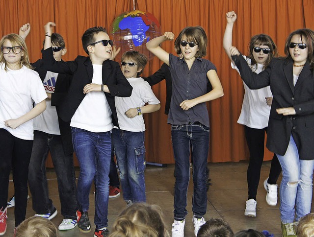 &#8222;Gangnam Style&#8220;: Der tempe...ebelschule die Gste von den Sthlen.   | Foto: Reinhard Hebrrig