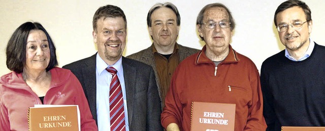 Seit 50 Jahren ist Artur Cremans (Vier... von Thomas Mengel und  Peter Ulrich.   | Foto: Hans-Jrgen Hege