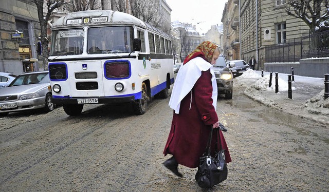 Olha Roman ist 71 Jahre alt und marsch...ch Freiburgs ukrainische Partnerstadt.  | Foto: mayer