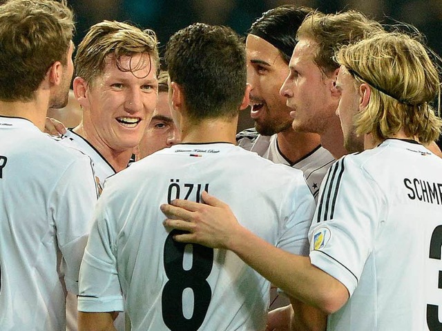 Klarer Sieg: Die deutschen Spieler fre...r (Zweiter von links) ber dessen 1:0.  | Foto: dapd